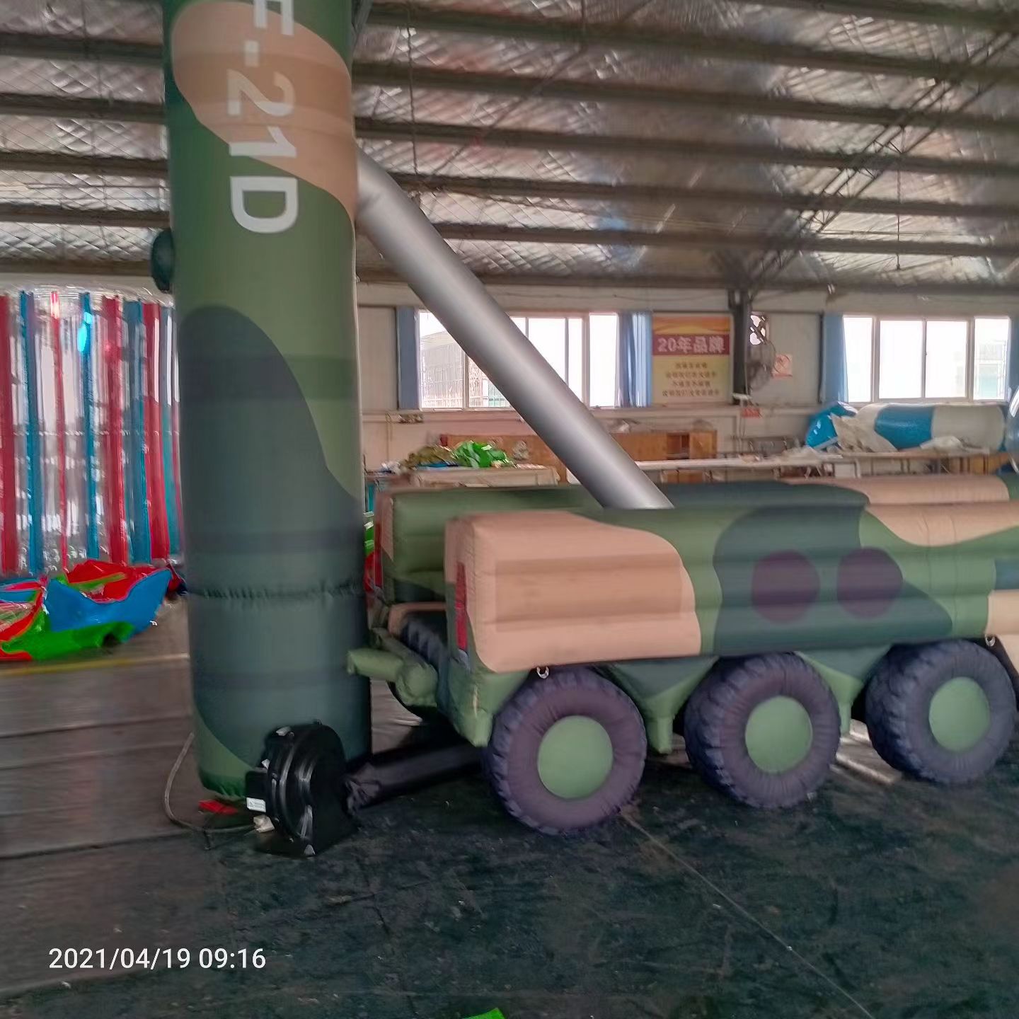 丹阳军事演习中的充气目标车辆：模拟发射车雷达车坦克飞机